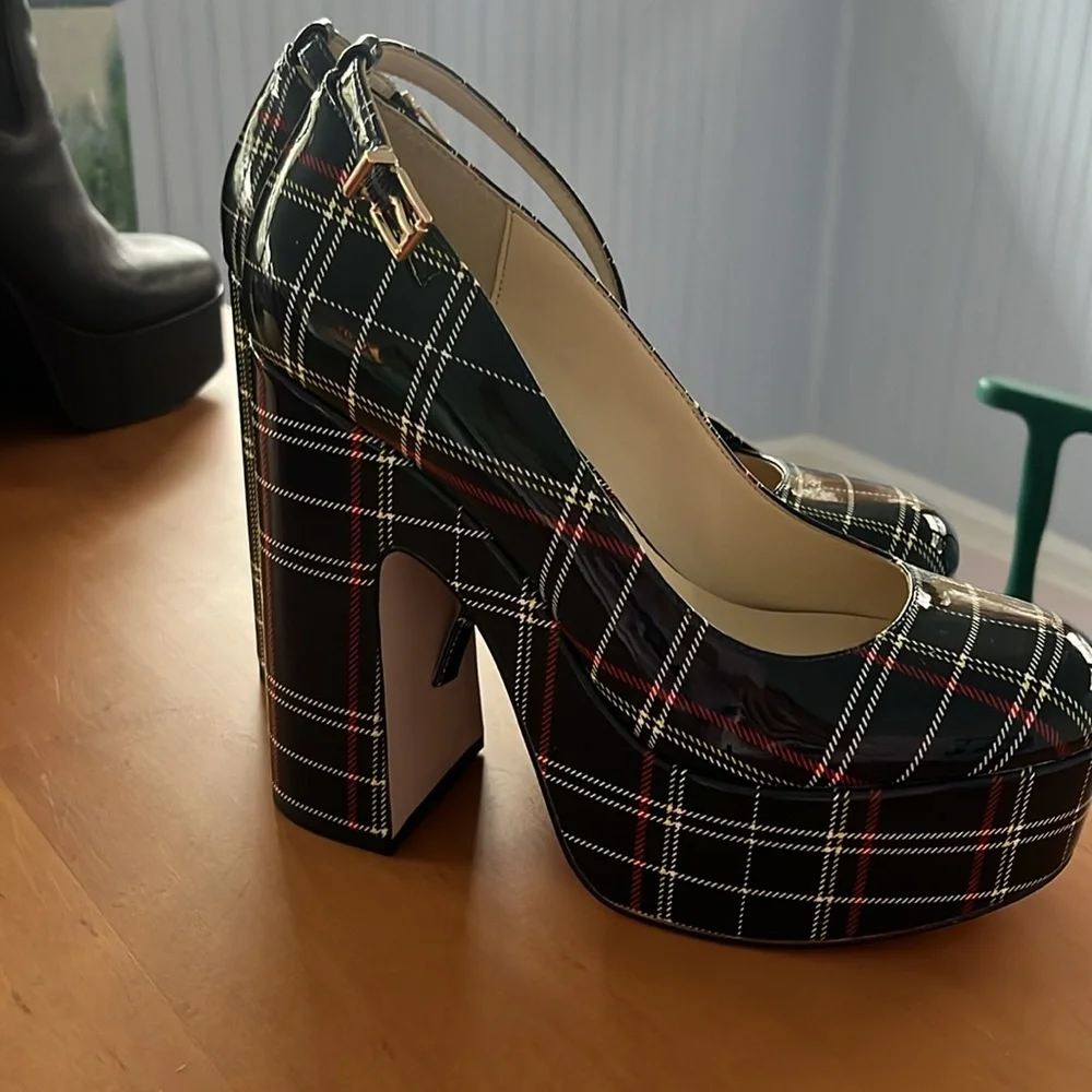 Jessica Simpson 🎄Christmas plaid platform heels worn one time size 7 1/2